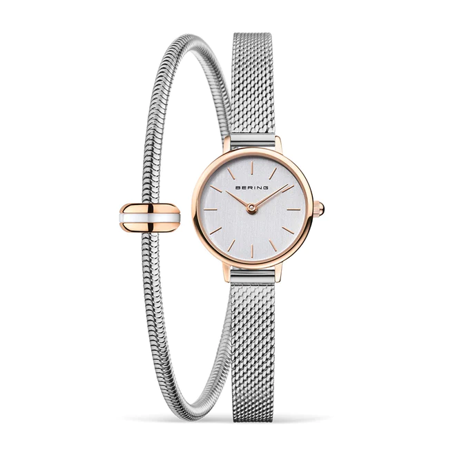 Set de regalo: Reloj de mujer con esfera plateada y brazalete plateado + pulsera plateada con charm BERING