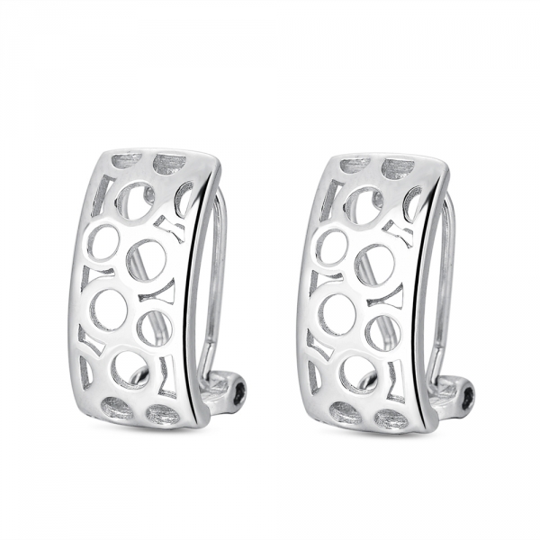 Pendiente de plata rodiado rectangular con círculos calados y cierre omega de 16 mm PROMOJOYA