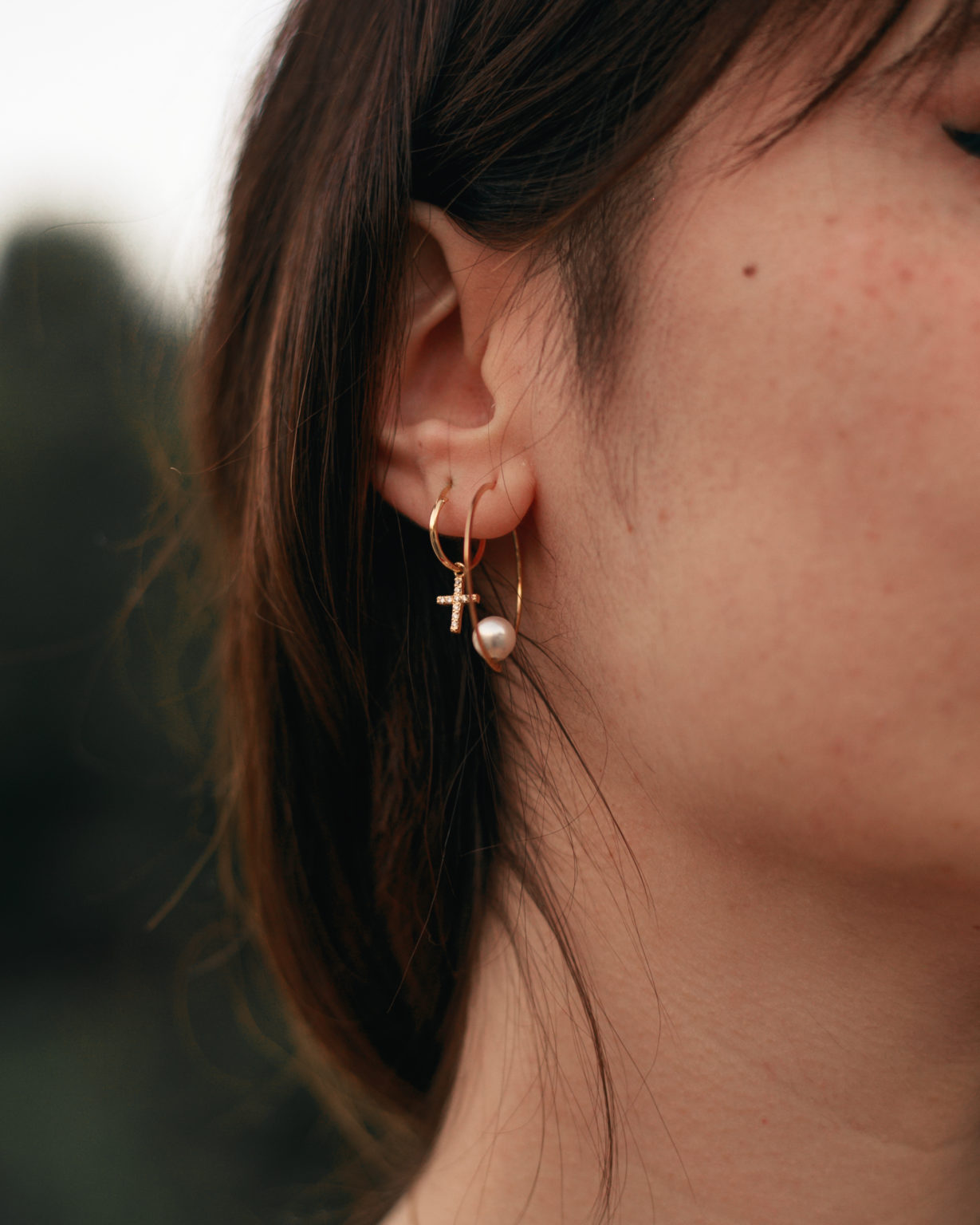 Pendiente de aro con perla de oro 18k - Imagen 2