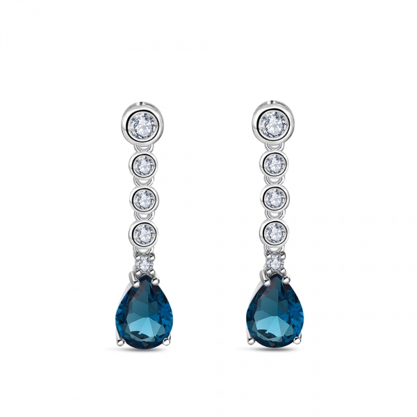 Pendiente de plata rodiado chatones con gota de color azul de 29 mm