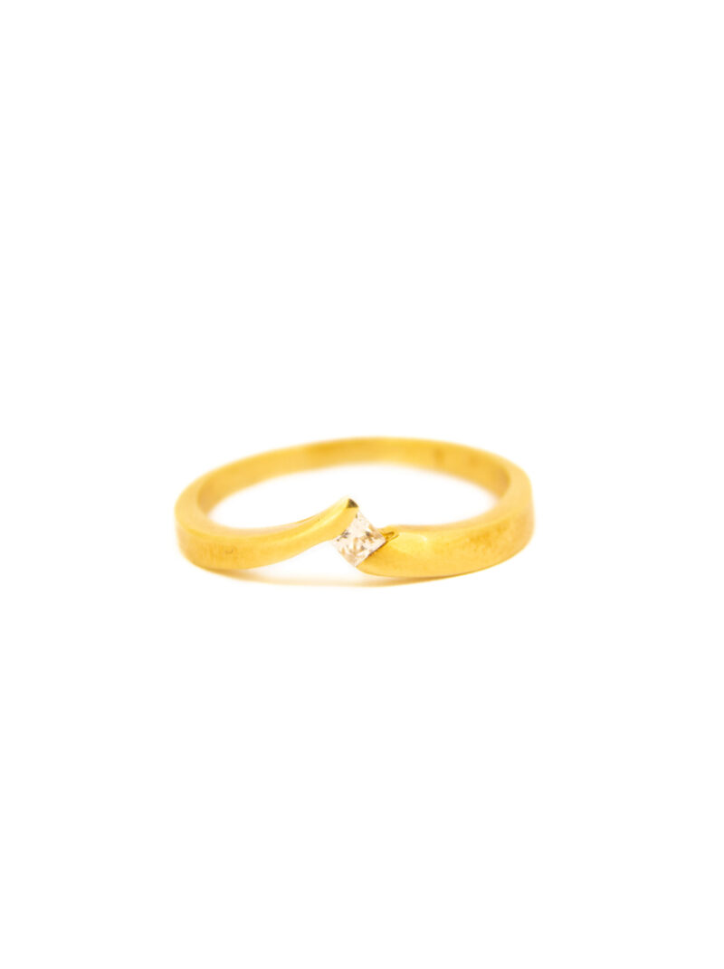 Anillo oro 18k forma abierta pico con circonita central