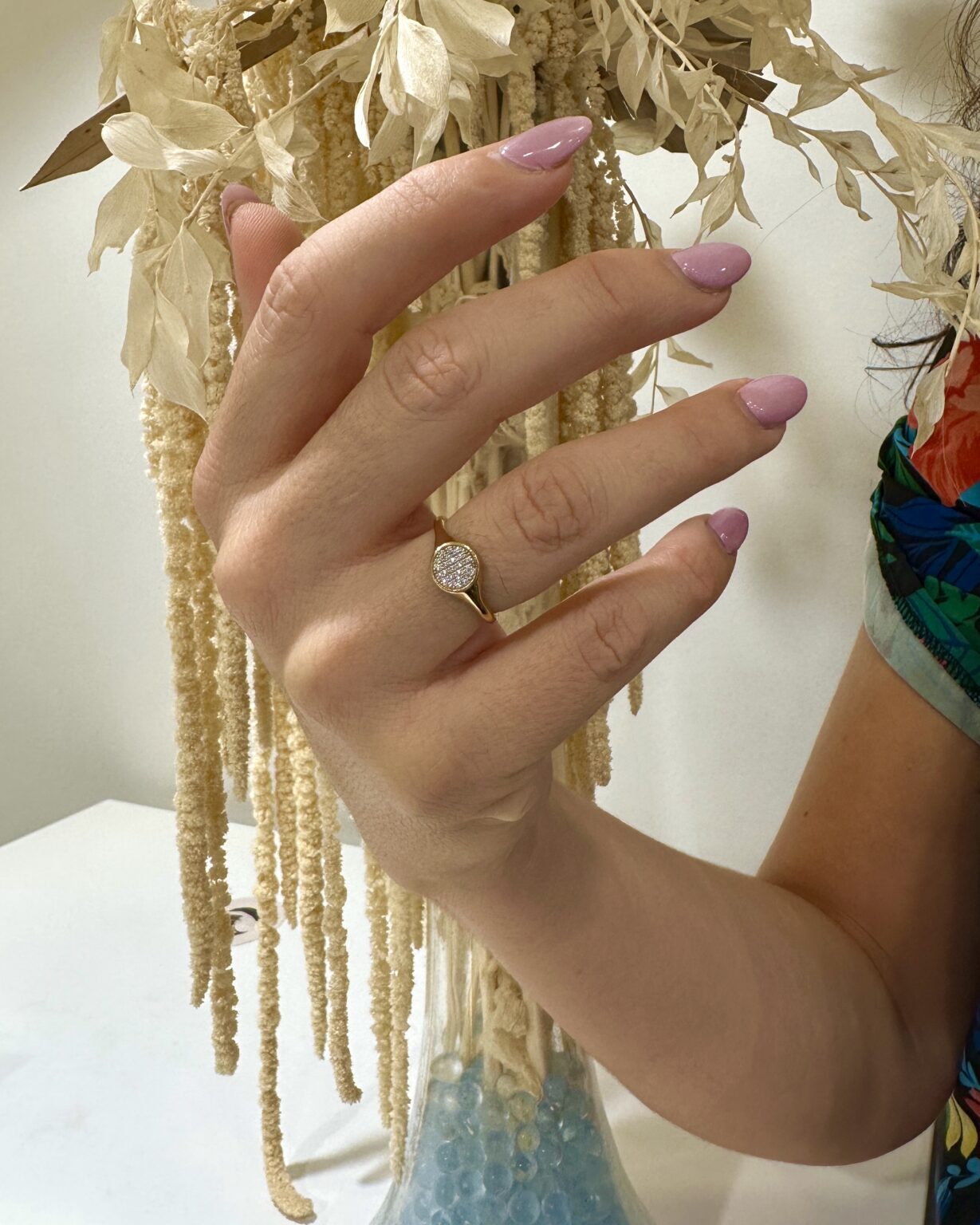 ANILLO ORO 18K CENTRAL FORMA SELLO RENDONDO CIRCONITAS - Imagen 2