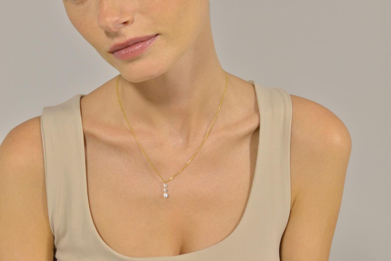 COLLAR PLATA CHAPADO DORADO TRES CIRCONITAS SALVATORE - Imagen 2