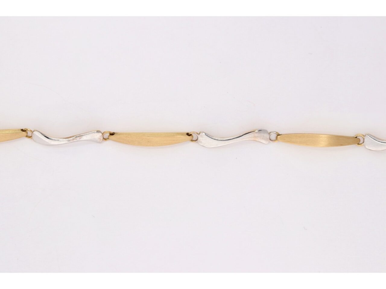 PULSERA ORO 18K BARRA Y BARRA GIRADA BLANCA - Imagen 2