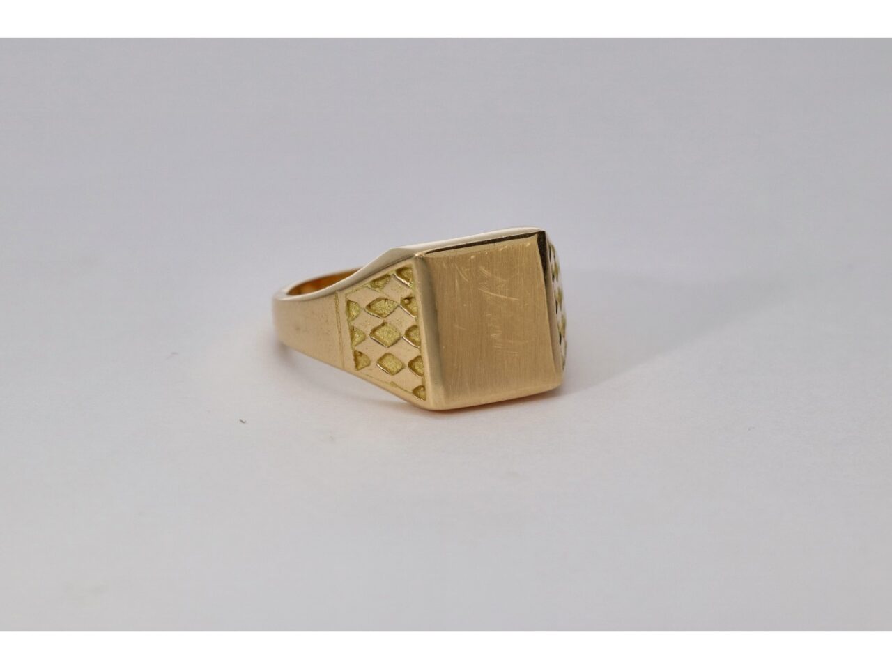 SELLO ORO 18K LADOS GRABADOS